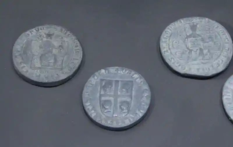 Crisscross pattern on the seat of the king